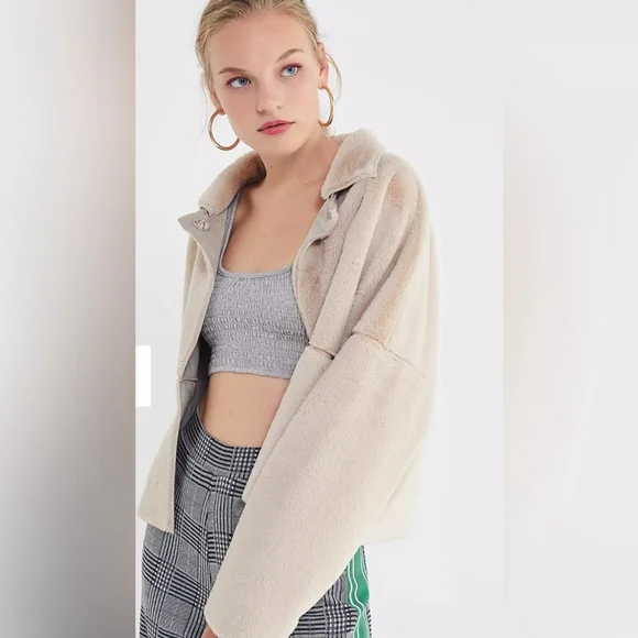 UO Felicity Reversible Women's Beige Faux Fur Jacket Cream Cropped Jacket - Picture 3 of 11